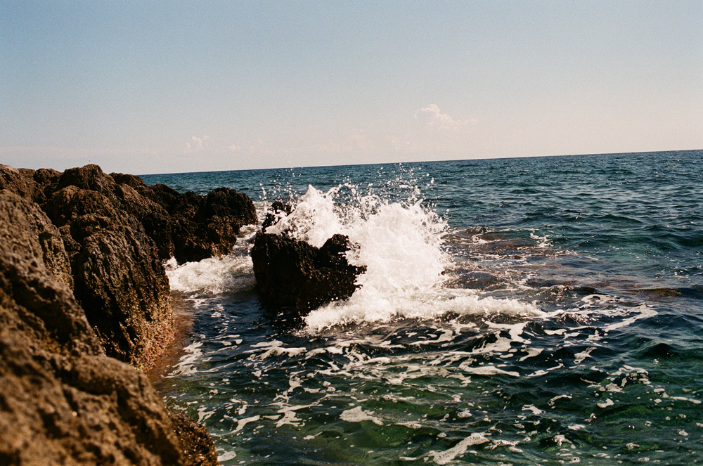 Lavafelsen und Meer in Monemvasia
