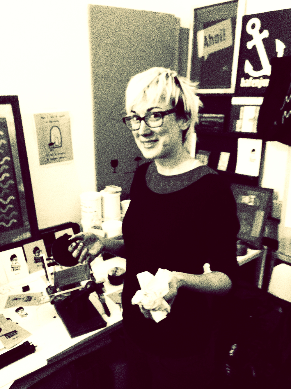Elvira in der Druckwerkstatt mit der Buchdruck-Maschine
