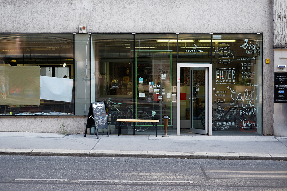 Draußenansicht und Eingang zum CoSPace und Exzelsior Café