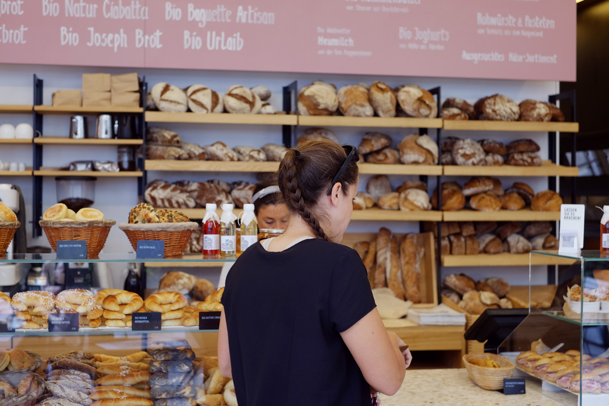 Eine Kundin vor der Brottheke